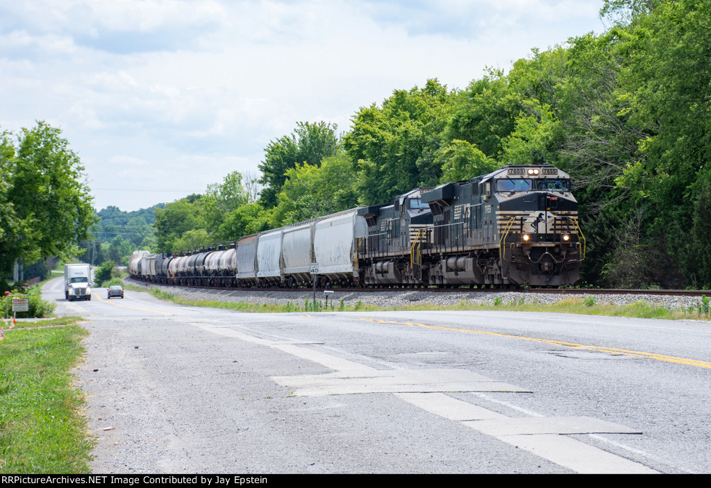 A northbound intermodal creeps along Wauhatchie Pike